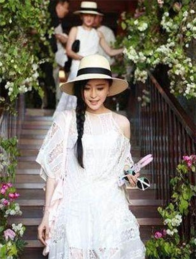看看女星們花式戴草帽的帽子戲法！